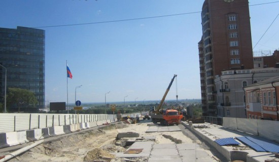 Строительство дорожного полотна на съезде с Ворошиловского проспекта на мост по правой стороне