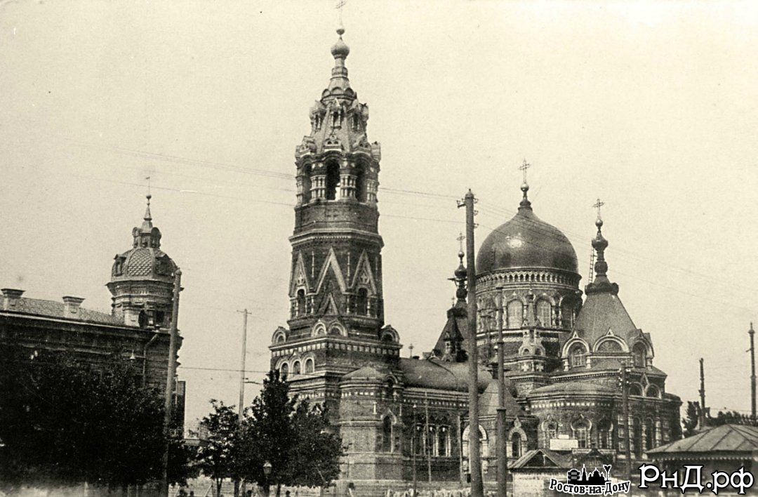церковьНово-Покровская церковь (справа) и дом Масалитиной (слева) на дореволюционной фотографии.
